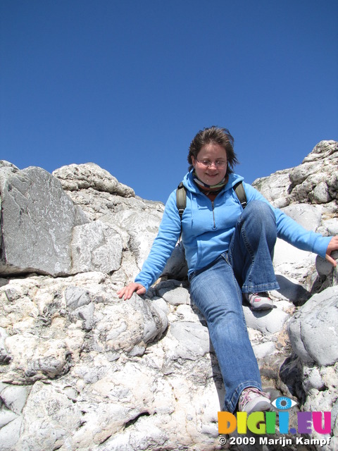 SX03556 Jenni climbing down rocks